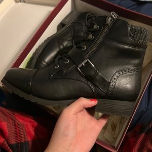 Women’s black hackberry boots size 8.5. Never used brand new.